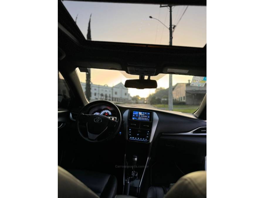 TOYOTA - YARIS - 2021/2022 - Branca - R$ 87.500,00