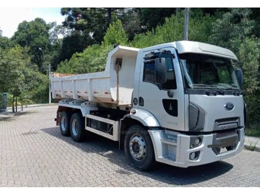 FORD - CARGO 2422 - 2011/2012 - Prata - R$ 310.000,00