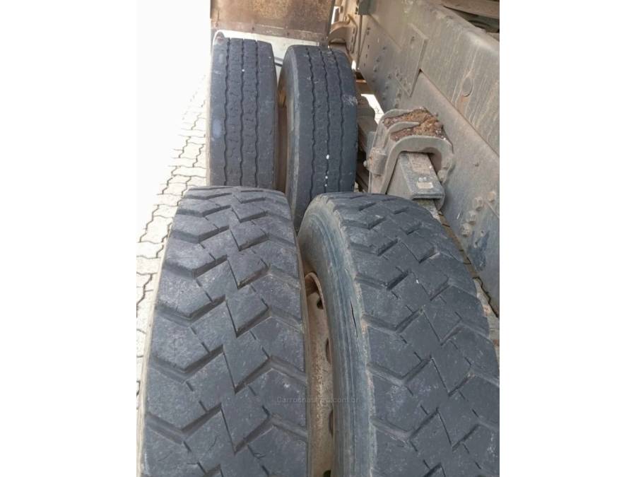 FORD - CARGO 2422 - 2011/2012 - Prata - R$ 310.000,00