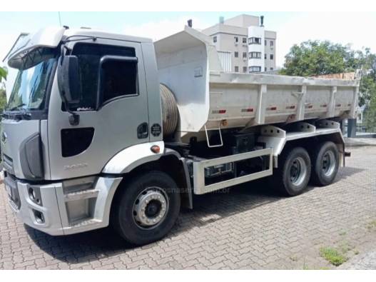 FORD - CARGO 2422 - 2011/2012 - Prata - R$ 310.000,00