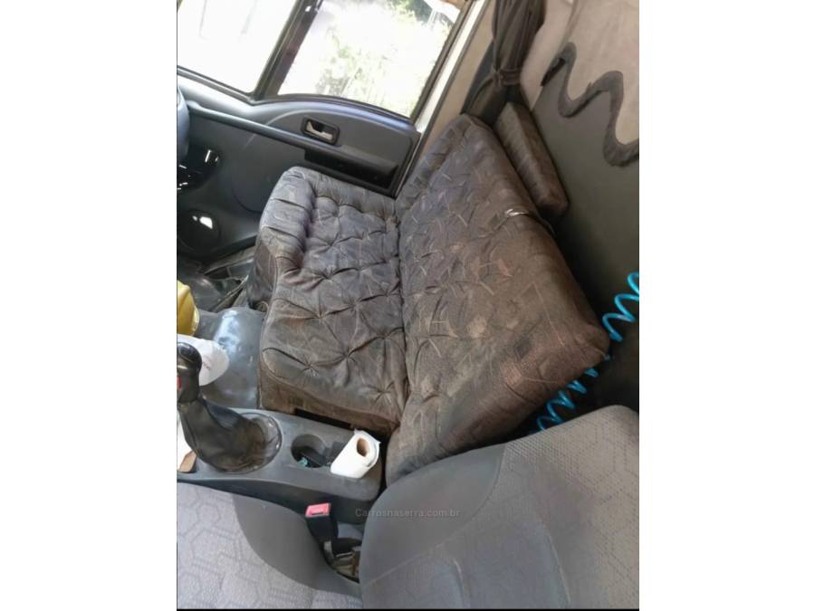 FORD - CARGO 2422 - 2011/2012 - Prata - R$ 310.000,00