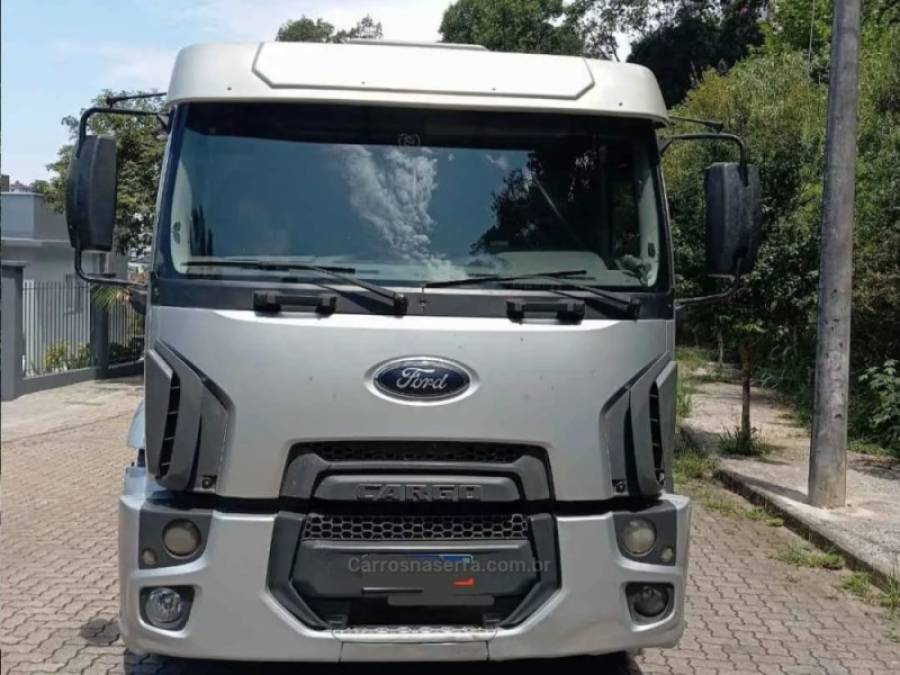 FORD - CARGO 2422 - 2011/2012 - Prata - R$ 310.000,00